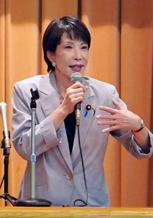 演説する高市前経済安保相=16日午後、青森市