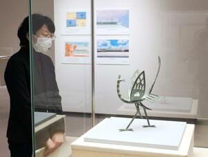 佐々木象堂が制作した「瑞鳥置物」。皇居宮殿正殿の棟飾りの原型となった=長岡市千秋3