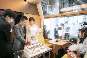 「雪月花」で結婚式を挙げた新郎新婦=21日、糸魚川駅(平安セレモニー提供)