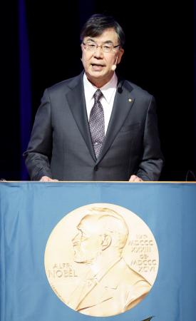 ノーベル賞受賞の記念講演をする坂口志文・大阪大特任教授=7日、ストックホルムのカロリンスカ研究所(共同)