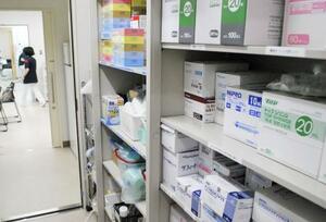 物価高で値上がりしている医療用品=9月、東京都内の病院