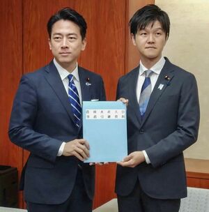 引き継ぎ式で写真に収まる農相の鈴木憲和(右)と前農相の小泉進次郎=2025年10月22日、農林水産省