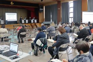 	関係者が島内の医療・福祉の現状などを語った講演会＝佐渡市の相川地区