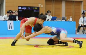 団体２回戦　北越－足利大付　北越の６０キロ級、川村奏嘉（左）が相手と競り合う＝新潟市東総合スポーツセンター