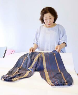母の作ってくれたもんぺを見つめる清水泰子さん=柏崎市南条