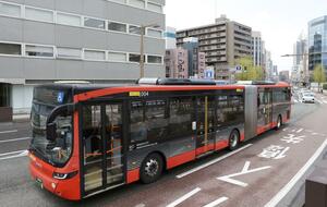 萬代橋ラインを走る連節バス＝新潟市中央区