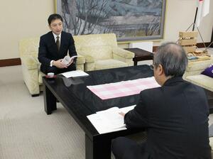花角英世知事(右)に包括外部監査の結果を報告する大田陸介弁護士=3月26日、新潟県庁