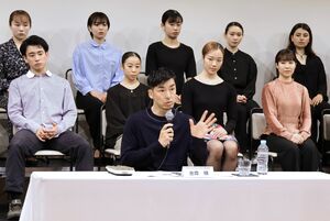20周年記念公演の記者発表会を行ったノイズム。芸術監督の金森穣さんが作品について説明した。=2024年04月19日、新潟市中央区の市民芸術文化会館りゅーとぴあ