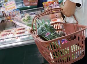 スーパーの買い物客=2025年10月、東京都練馬区のアキダイ関町本店