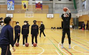 三条二中バスケ部の男子を指導するアルビBBの川村卓也選手=三条市興野1