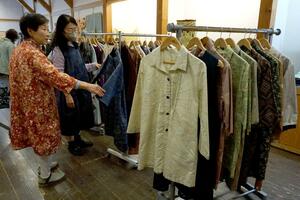 日本の伝統的織物をリフォームした洋服が並んだ「和布で創る洋服展」=上越市本町6の町家交流館高田小町