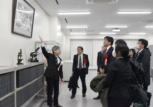 新潟大の新施設「“脳といのち”のイノベーションハブ」を内覧する関係者ら＝１８日、新潟市中央区