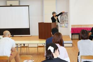 園児の保護者に向けて協力を呼びかける中村クニさん=長岡市与板町与板