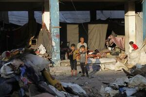 イスラエル軍の攻撃を受けた難民キャンプで暮らす人々=17日、パレスチナ自治区ガザ中部(ゲッティ=共同)