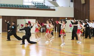 気迫のあるパフォーマンスを見せる東京大学運動会応援部=五泉市粟島