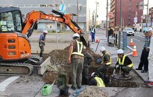 陥没した道路の復旧作業＝１７日、新潟市中央区礎町通２ノ町