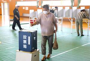 長岡市長選の投票所。有権者はさまざまな思いを一票に託した=10月6日