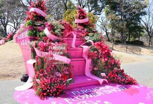 花の祭典「フクオカフラワーショー」の会場内に設置されたフォトスポット=20日、福岡市植物園