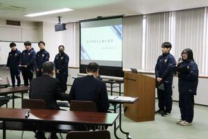子育て支援や地域交流などのアイデアを提言したJSCの生徒ら=聖籠町役場