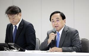 記者会見で退任のあいさつをする東京電力ホールディングスの小林喜光会長。左は小早川智明社長＝３０日午後、東京都千代田区
