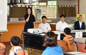 星野純子さん(中央)らオリンピアンも出席して開かれた長岡スキー協会のシーズン報告会=5月25日、長岡市栖吉町