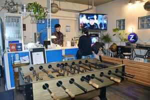 カフェ&バー「HARBOR」の店内。港のような雰囲気を演出しているという=新潟市東区下木戸1