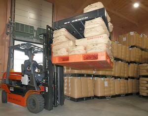 神山物産長岡支社のコメ倉庫。２０２５年産米は集荷が好調で、コメ袋が積み上がっている＝長岡市（長岡支社・金子悟）