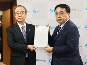 花角知事が赤沢経産相と面会＝１２月２３日午後１時半すぎ、東京都千代田区霞が関の経済産業省