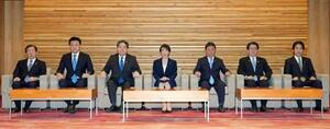 　閣議に臨む高市首相（中央）ら＝２０日午前、首相官邸