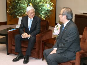 4月4日に新潟県庁で花角英世知事(右)と面会した韓国の尹徳敏駐日大使