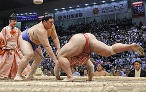 大の里(左)がはたき込みで大栄翔を破る=ドルフィンズアリーナ