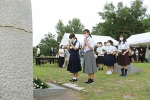 1945年の空襲犠牲者を追悼し、手を合わせる参列者=10日、新潟市中央区
