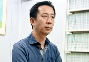 　取材に応じる桜井義也弁護士＝名古屋市