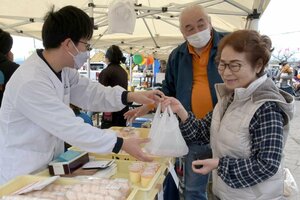 来場者が桜にちなんだ地元の菓子などを買い求めた「さんわ桜の陣2025」=上越市三和区