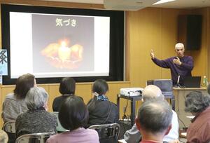 ダニー・ネフセタイさんが平和や反戦について語った講演会=11日、新潟市中央区