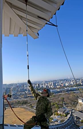姫路城で「すす払い」を行う陸上自衛隊員=16日午前、兵庫県姫路市