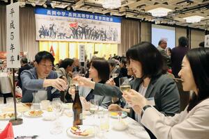 卒業生が親交を深めた長岡中学・長岡高校東京同窓会＝１８日、東京都内