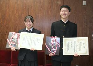 「農業高校生の甲子園」で最優秀賞を獲得した加茂農林高の白石真子さん(左)と清水麗士さん=加茂市神明町2