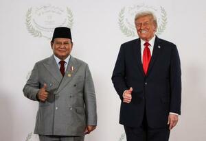 写真撮影でポーズをとるトランプ米大統領(右)とインドネシアのプラボウォ大統領=13日、エジプト・シャルムエルシェイク(ロイター=共同)