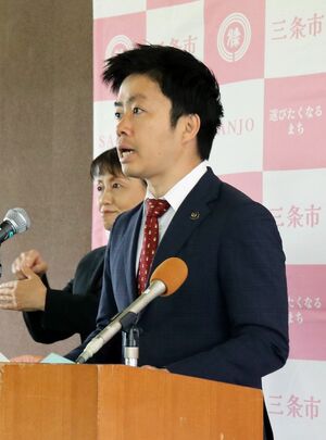 ふるさと納税の2023年度の寄付額が想定を上回る44億149万円となったことを定例記者会見で説明する三条市の滝沢亮市長=5月9日、三条市役所