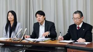 　三重県に声明を提出し、記者会見する小貫陽介弁護士（中央）ら＝９日午後、三重県庁
