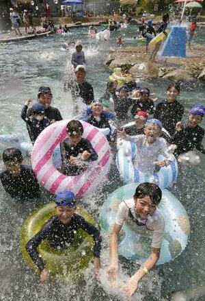 プールに集まり水遊びを楽しむ子どもたち=2024年8月、宮崎県日南市