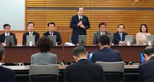 公明党の党会合であいさつする斉藤鉄夫代表(中央)=23日午前、東京都新宿区