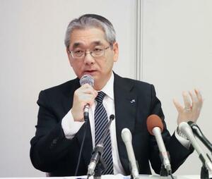 尼崎脱線事故の遺族らへの説明会後、記者会見するJR西日本の倉坂昇治社長=8日午後、兵庫県宝塚市
