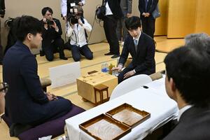 将棋の第50期棋王戦コナミグループ杯5番勝負の第2局を前に、検分する藤井聡太棋王(右)と増田康宏八段=2月21日午後、金沢市の北國新聞会館