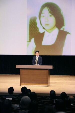 拉致被害者家族らが登壇した政府主催のシンポジウム=13日、東京都千代田区