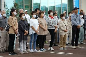県内小選挙区の候補者の街頭演説を聴く有権者=10月19日