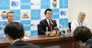 1999年11月に起きた名古屋市の主婦殺害事件で、容疑者の逮捕を発表する愛知県警幹部ら=31日夜、愛知県警本部