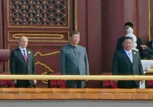抗日戦争勝利80年記念行事に出席した中国の習近平国家主席(中央)とロシアのプーチン大統領(左)、北朝鮮の金正恩朝鮮労働党総書記=3日、北京の天安門(共同)