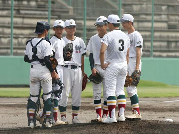 加茂農林－新潟西　３回、マウンドに集まる加茂農林の選手たち＝新発田市五十公野